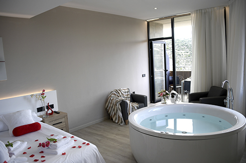 Deluxe Suite with Whirlpool Bath 2