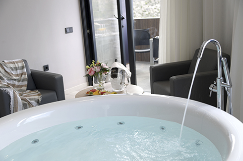 Deluxe Suite with Whirlpool Bath 5