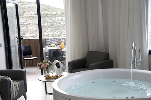Deluxe Suite with Whirlpool Bath 6