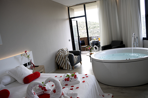 Deluxe Suite with Whirlpool Bath 7
