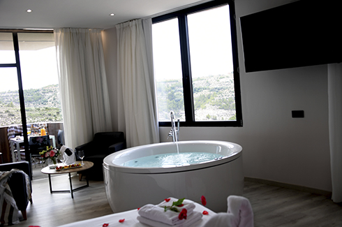 Deluxe Suite with Whirlpool Bath 9
