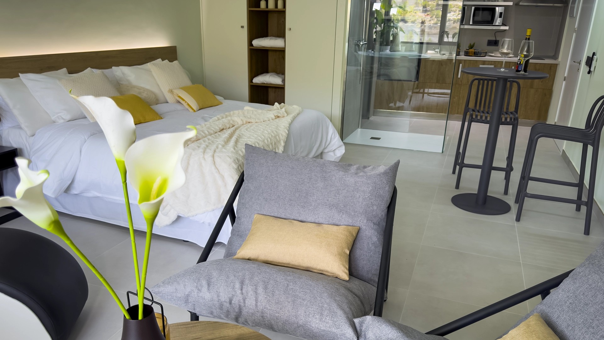 Outside Apartment with Private Entrance 4